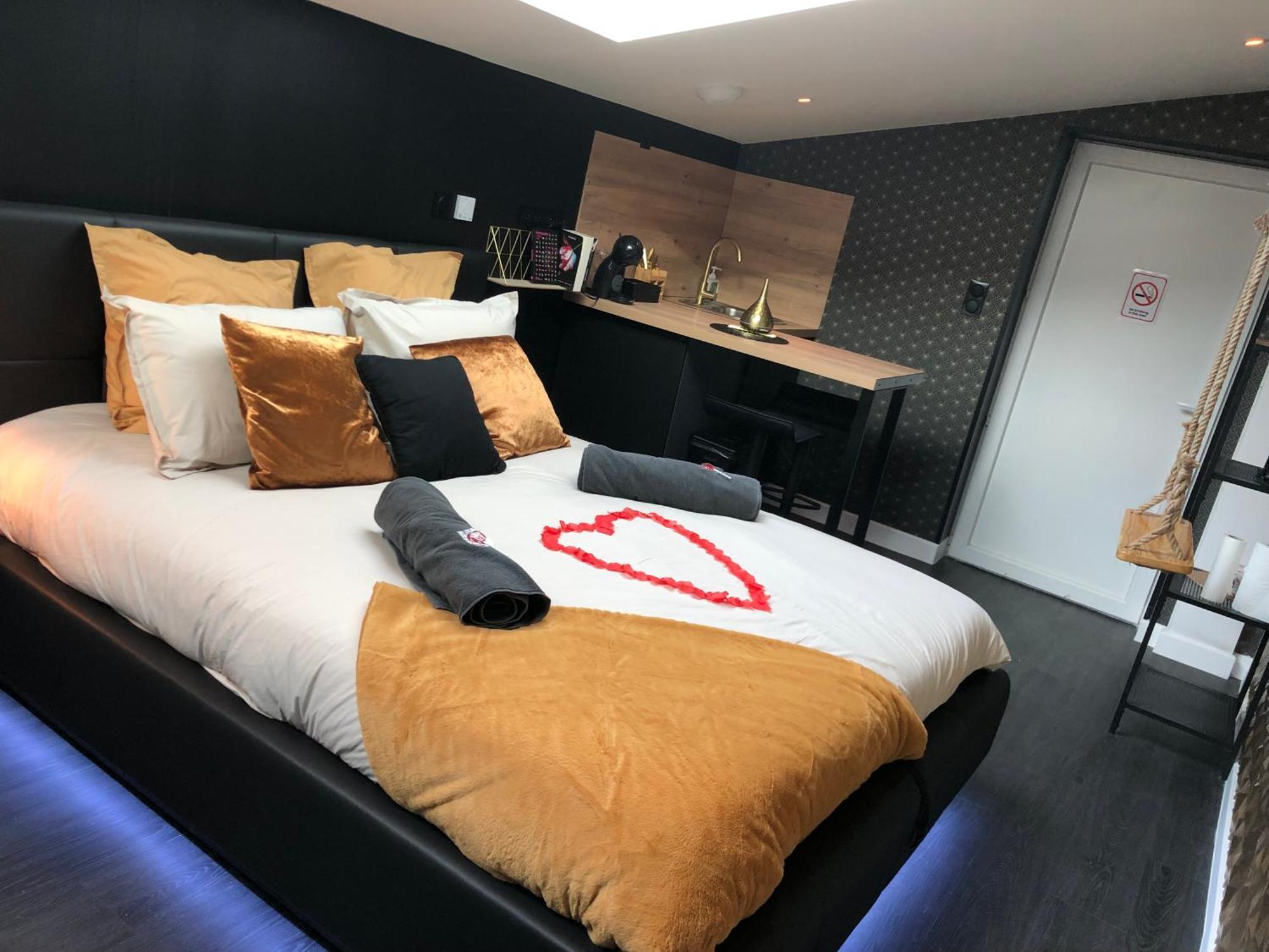 Playroom Et Nuit Insolite Aubie-et-Espessas Bagian luar foto